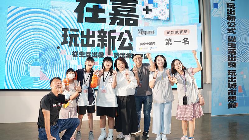 黃敏惠市長與「創新競賽組」第1名大業實中的閃電隊團隊合影。