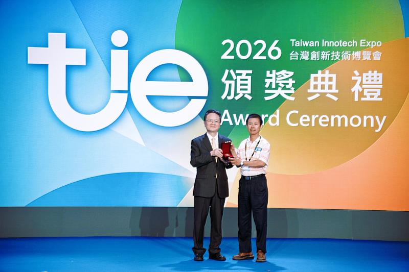 銅牌獎作品「垂直軸風力發電機導流裝置」,由經濟部智慧財產局局長廖承威(左)頒發銅牌獎予南臺科大機械工程系黃東雍助理教授。