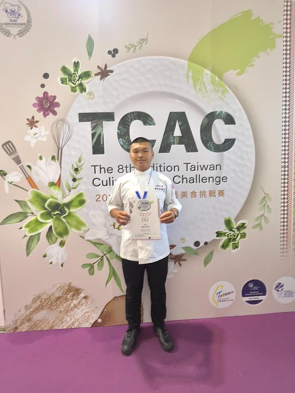 實踐大學餐飲管理學系獲獎學生於2026 TCAC臺灣國際廚藝美食挑戰賽現場持獎狀合影,展現參賽成果。