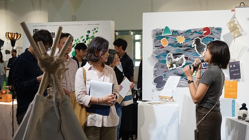 創作者於展覽現場介紹作品,與參觀者及評審進行交流。