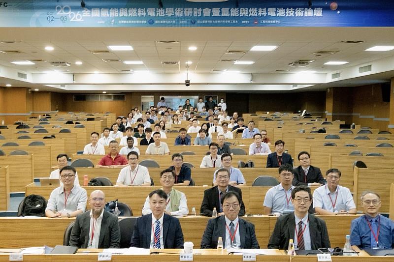 研討會參與人員於臺科大國際大樓合影，兩天活動透過專題演講、技術論壇與論文發表，交流氫能研究成果及產業經驗。
