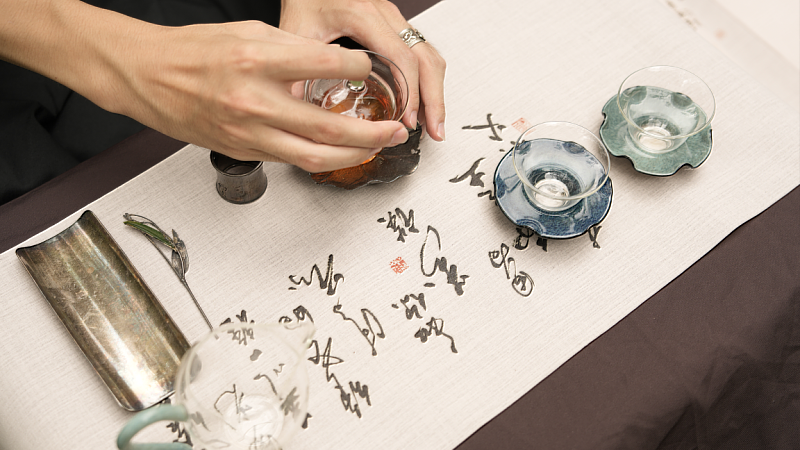 煮茶師以南投茶品及臺灣原生土肉桂入席,呈現臺灣風土滋味。