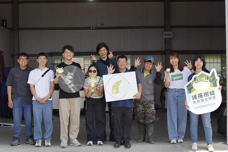 林保署嘉義分署、嘉義大林友善生產筍農與韓國MBC團隊合影,推廣友善諸羅樹蛙竹筍及棲地標章。