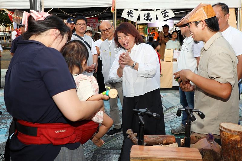二地居計畫補助團隊設攤，黃敏惠市長親切交流。