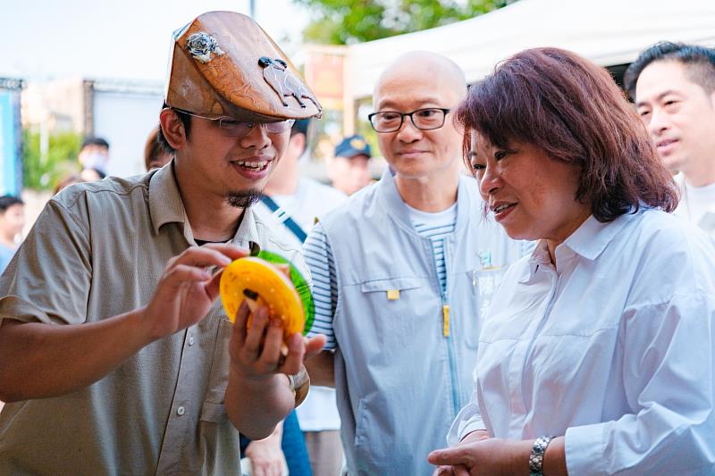 二地居計畫補助團隊設攤，黃敏惠市長親切交流。