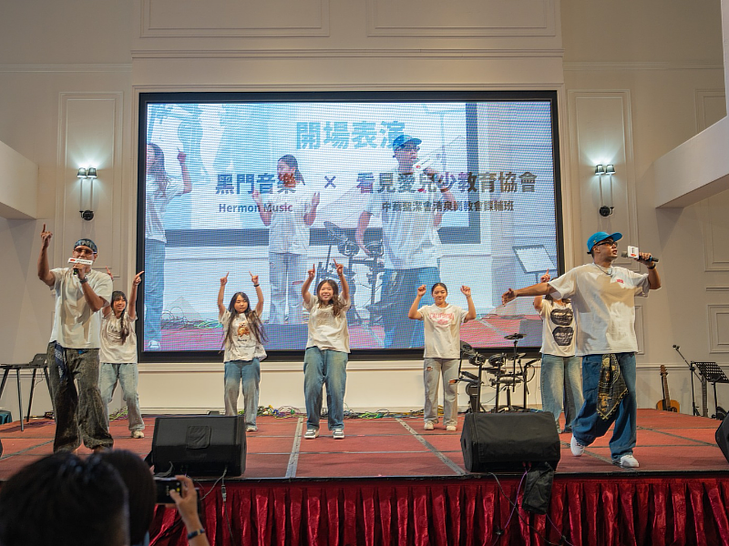 合作社區據點青少年以RAP與街舞為餐會揭開序幕。