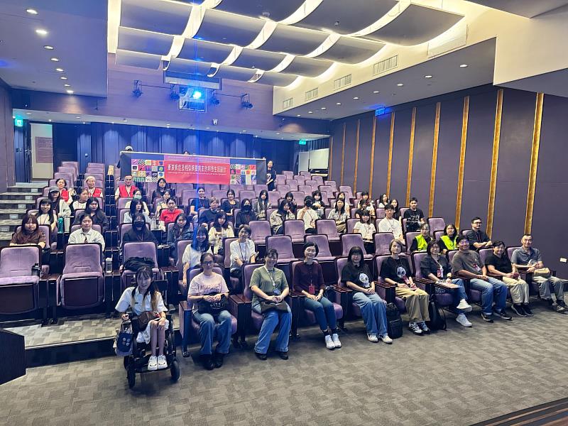 實踐大學師生與病友走進故宮展場,從真實使用經驗觀察動線、觀看高度與文化參與需求。