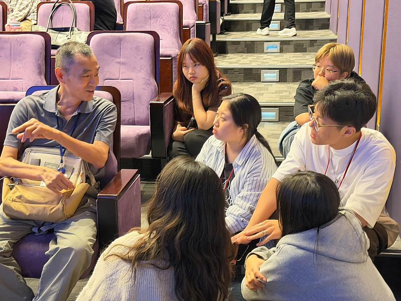 病友直接參與需求討論,與學生共同發現問題、定義需求,實踐「與使用者共同設計」。