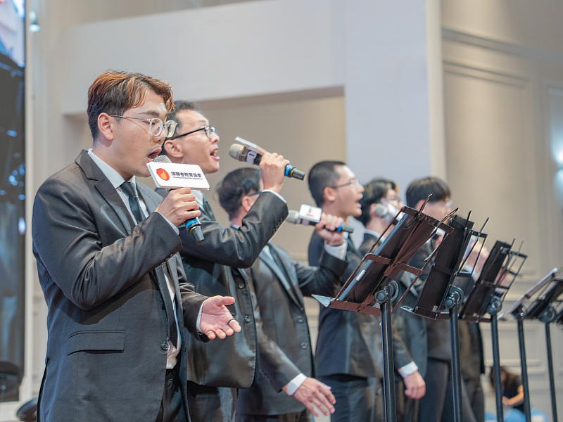 八角塔男聲合唱團以歌聲唱出祝福。