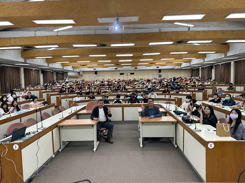 崑大職涯系列講座啟航，邀請校友洪永騰董事長蒞校演講，全體合影。