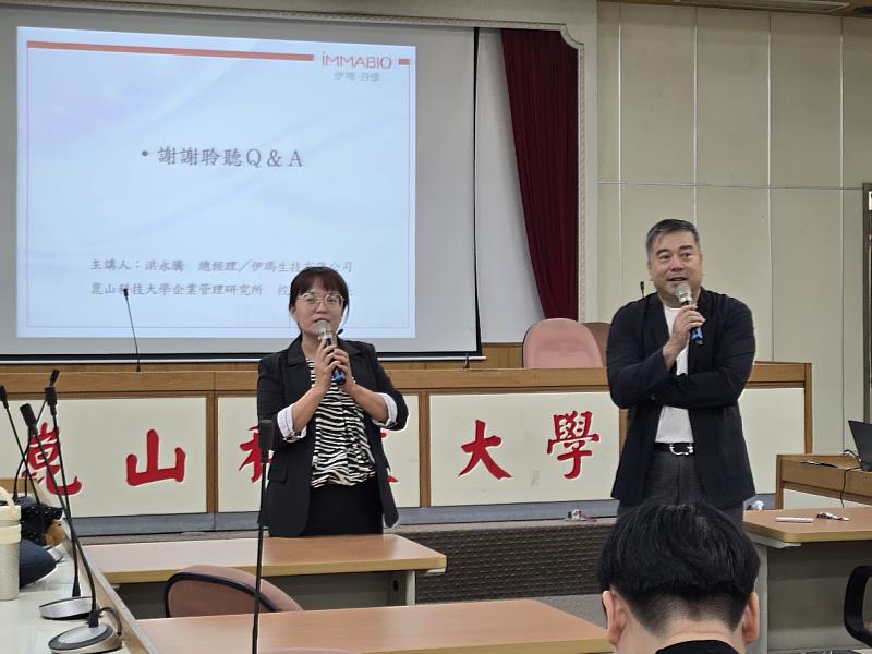 校友服務中心邱翠華主任（左）主持QA時間。