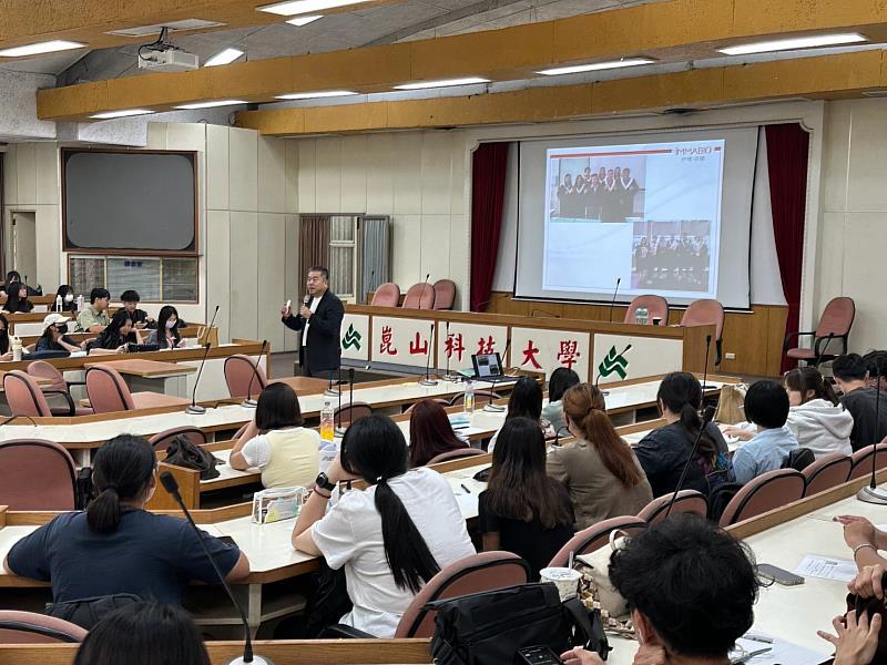 學生專注聆聽演講。