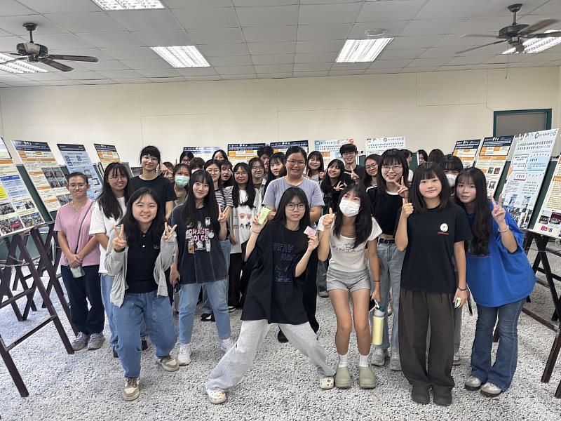 由張凱程教授帶領幼教系同學參觀大合照。