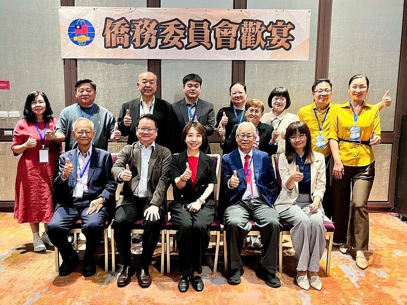李姸慧(前排中)與訪團團長陳杰輝(第1排左2)及團員合照。
