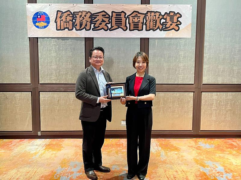 訪團團長陳杰輝(左)代表致贈僑務委員會紀念品。
