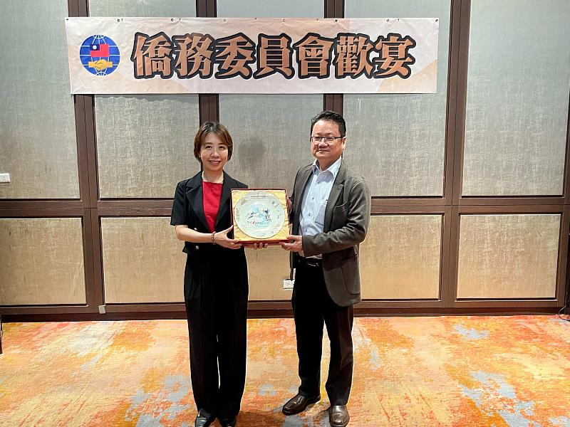 李姸慧(左)代表僑務委員會致贈訪團紀念品。