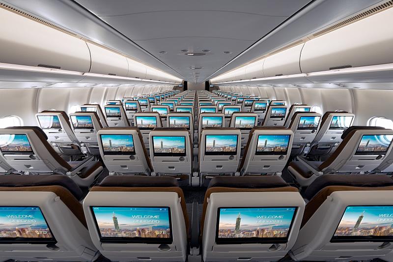 星宇航空台北-吉隆坡航線由空中巴士A330neo新世代廣體客機執飛,空間寬敞舒適,且各艙等座椅均配置4K高畫質螢幕。
