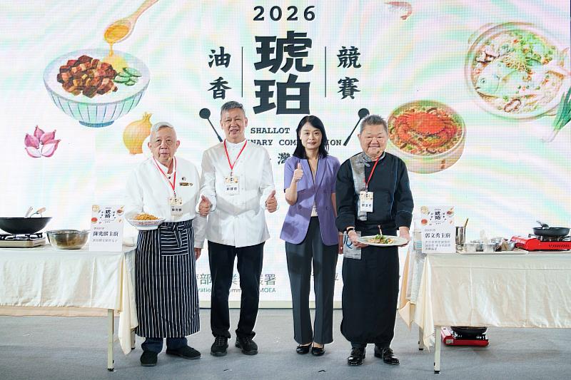 國際名廚郭文秀（右1）及陳兆麟（左1）帶來精彩廚藝秀，以「香煎臺灣黑豬排佐油蔥醬、東方時蔬與香酥蔬菜」及「琥珀櫻花蝦炒瓜子」示範料理，分別從創新與傳統角度詮釋油蔥香氣，展現臺灣料理兼具傳承與創新的多元風貌。