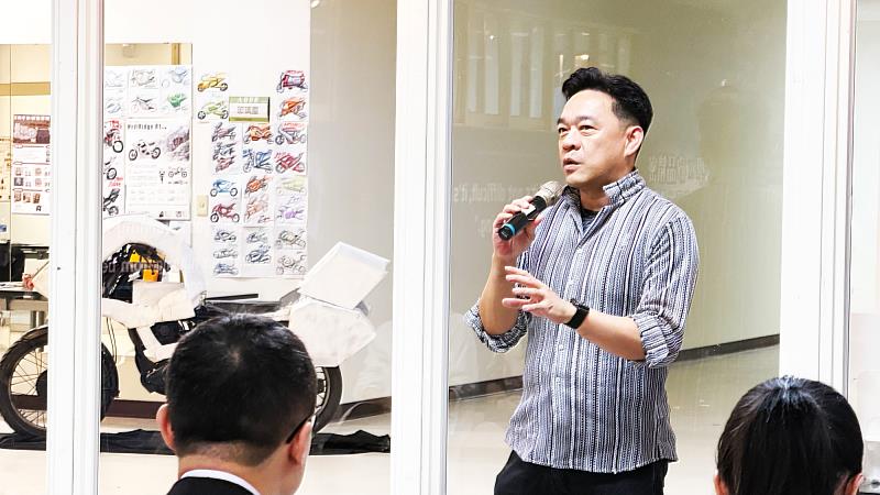 外評委員李建佑教師於評圖尾聲進行精闢的綜合講評,為同學們指引後續實體製作的深化方向。