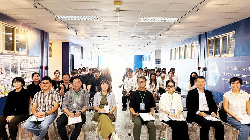 創意商品設計學系第17屆畢業專題第2次評圖圓滿舉行,系主任龍希文(右2)與校內師長,偕同產學界外評委員(中間:合式設計何忠堂設計師、左3:陽明交大應藝所李建佑教師、右3:臺中科大商設系黃曉微教師、左4:東海大學工設系林宜鄉教師)齊聚合影。