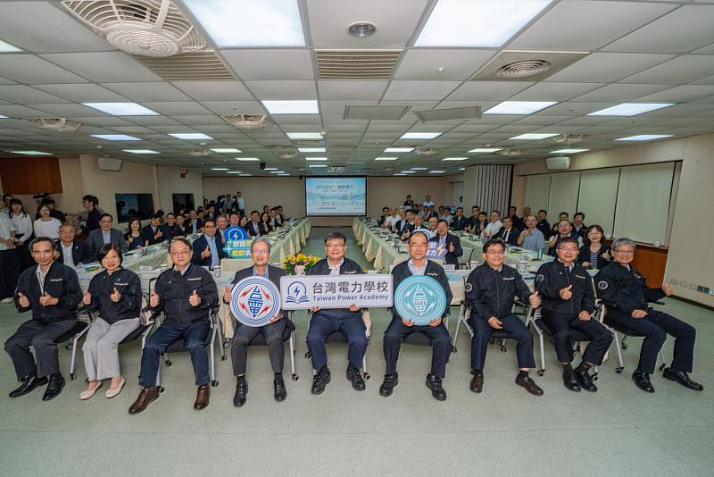台電公司今（5）日由台電董事長曾文生（中）攜手台灣機電工程服務社董事長王耀庭（左4），邀集交通運輸、醫療院所、通訊電信及商場百貨等用戶高階主管舉行「台灣電力學校座談會」，共同探討用電品質強化與用戶設備維運管理議題。