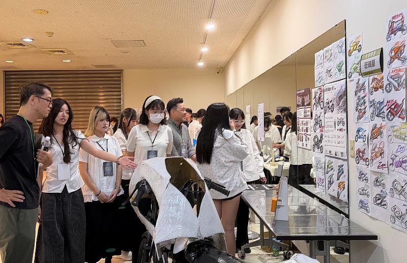 外評委員針對學生作品提出建議,協助從材料應用與產品設計面向持續修正。