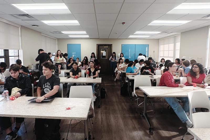 華語教學結合文化體驗,OU學生透過中秋節習俗介紹、月餅品嚐及燈籠DIY,在語言學習中進一步認識臺灣文化。(銘傳大學提供)