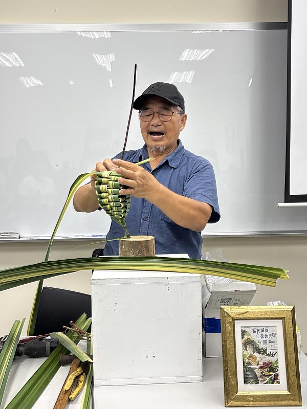 陳建貴老師示範編織技巧。