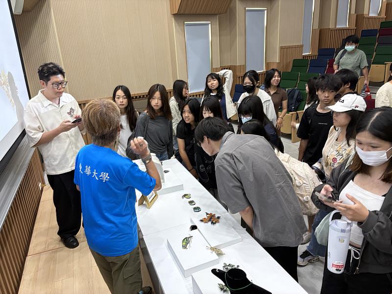 學員參觀李恒老師的作品,並與老師交流金工藝術創作心得。