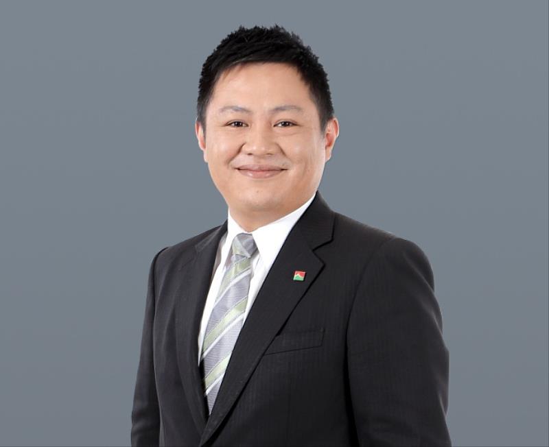 信義房屋文山木新店專案經理陳彥佑深耕房仲業18年,始終秉持土法煉鋼的真誠態度面對客戶,曾有客戶戲稱他為「御用房仲」,深厚的信任感可見一斑。