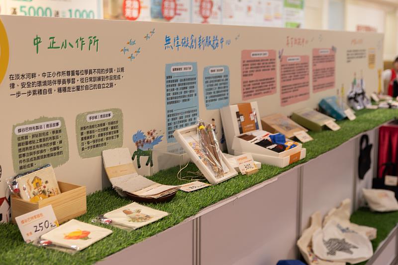 伊甸各地小作所學員的手作商品與藝術作品。
