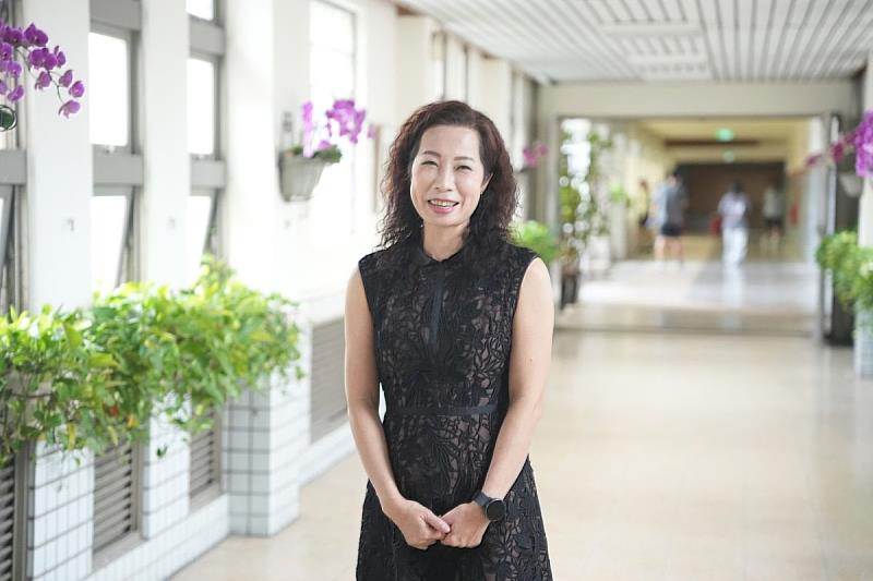 中央大學企業管理學系教授陳春希以傾聽與關懷陪伴學生走過成長歷程,榮獲教育部115年友善校園獎「傑出導師獎」肯定。