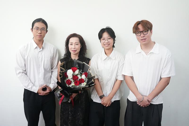 陳春希教授在中央大學EMBA指導的全體學生獻上花束,恭喜她榮獲教育部115年友善校園獎「傑出導師獎」殊榮。