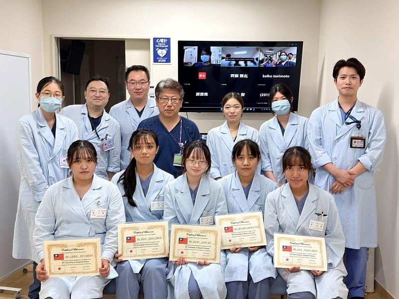 元培醫放系學生(前排)取得日本順天堂醫院實習結業證書。