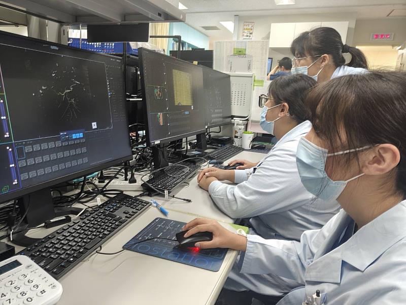 元培醫放系學生在日本順天堂醫院實習操作醫學影像後製。