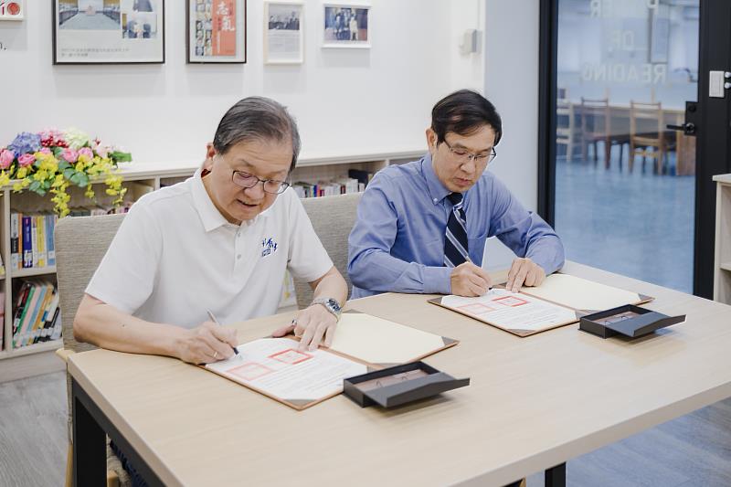 國立臺北商業大學任立中校長(左)與國家圖書館代理館長翁誌聰(右)代表雙方簽訂數位化合作計畫書。