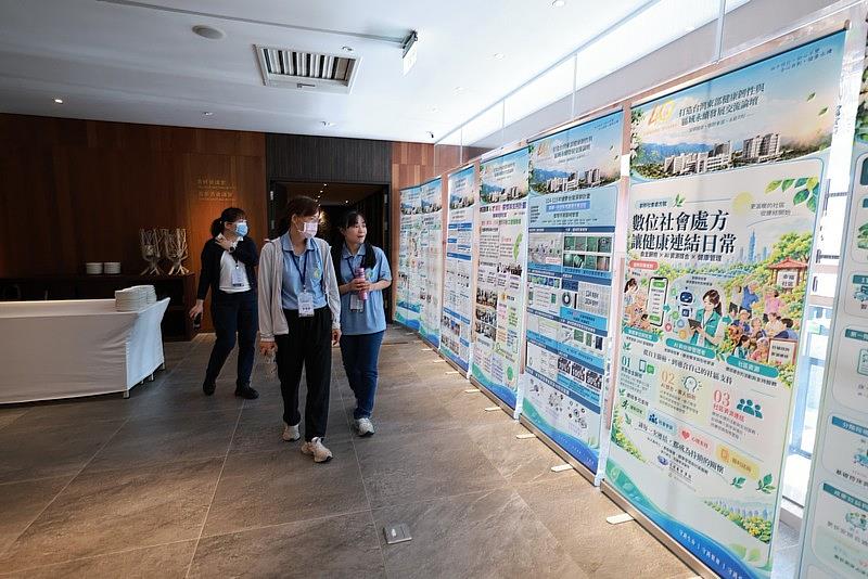 場內呈現花東區各界第一階段健康台灣深耕計畫海報展現成果,將由與會人士票選最佳人氣獎。