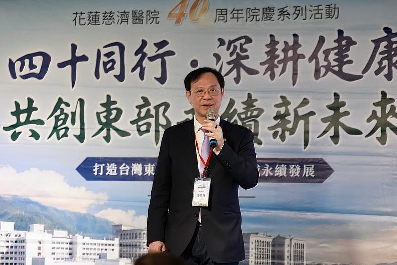 衛生福利部石崇良部長(左圖)特地於週日到花蓮,分享健康幣上路,以及與東部全人照顧以及醫療發展息息相關的醫療轉型和健康台灣政策。