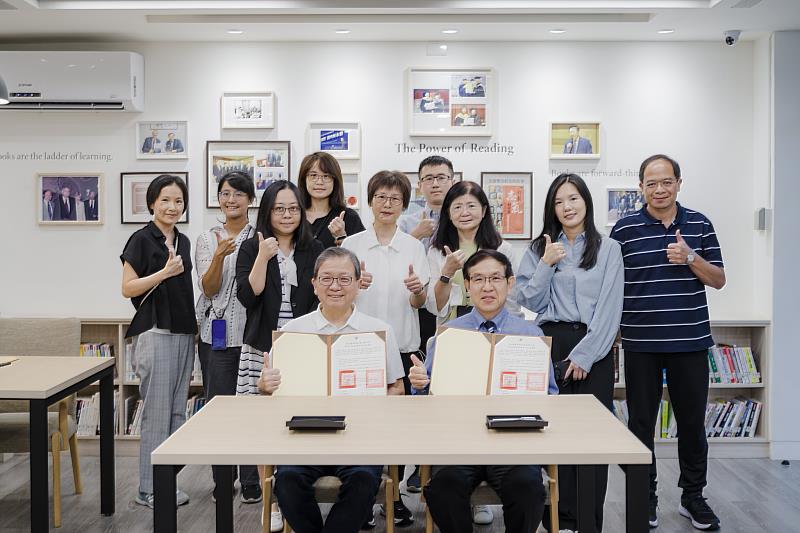 國立臺北商業大學與國家圖書館雙方代表於簽約儀式上合影，共同見證開啟數位化典藏合作之重要里程碑。