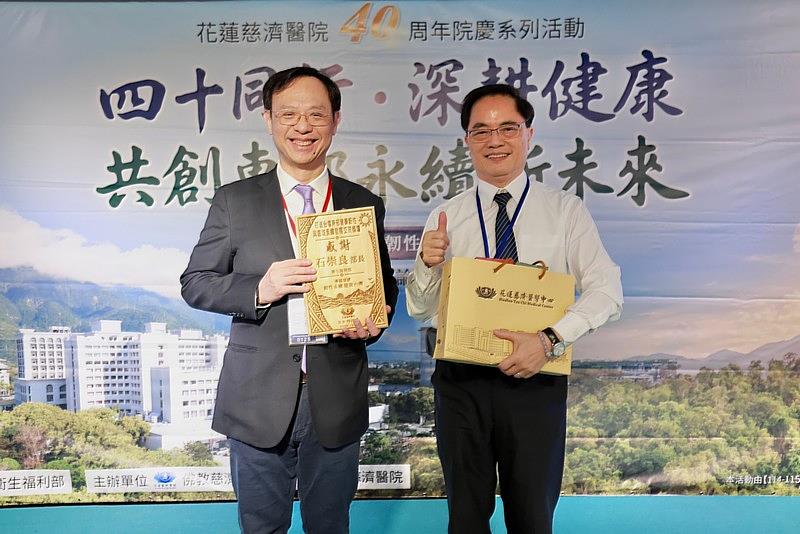 林欣榮院長代表花蓮慈院致贈感謝狀感恩石崇良部長至花蓮為全院高階主管演講。