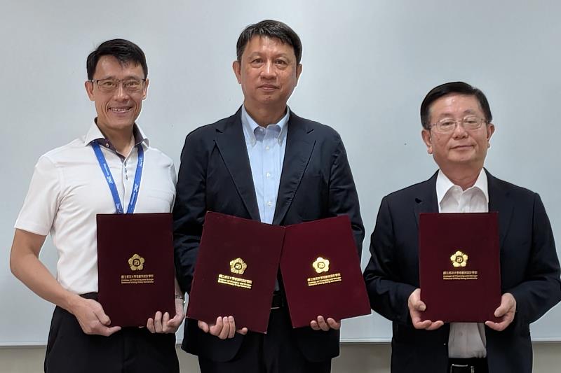 合照：銘祥科技實業股份有限公司楊銘祥總經理（左）、規劃與設計學院張學聖院長（中）、睿智精密科技股份有限公司楊正民副董事長（右）。
