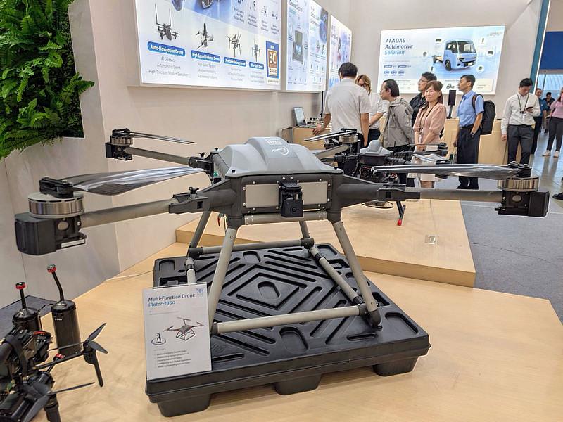 亞洲指標 B2B 科技專業展 COMPUTEX，將在2027年6月1日到4日於台北南港展覽館1、2 館、世貿一館、台北國際會議中心（TICC）登場。因應全球無人載具產業全面啟動多元化供應鏈要求，並規範零件溯源，COMPUTEX 2027 將原「智慧移動與無人載具區」改為「無人載具區」，希望透過將無人載具上、中、下游供應鏈與解決方案集中展示方式，迎接全球無人載具產業高速成長採購商機。（圖為 COMPUTEX 2026 展會現場照片）