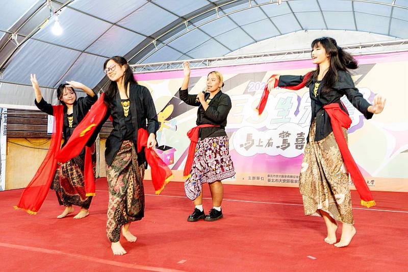 印尼籍國際生表演傳統歌曲及舞蹈。