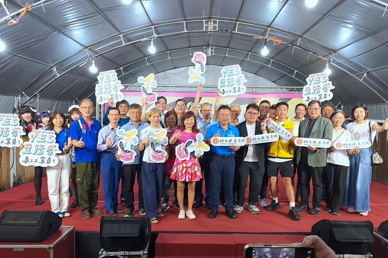 「2026師大龍泉『YES』生活祭」開幕，臺北市師大龍泉商圈促進會許勝雄理事長、臺北市政府產業發展局陳俊安局長、國立臺灣師範大學林安邦主任秘書、大安區龍泉里龐維良等多位里長、臺北市各商圈理事長等貴賓合影。