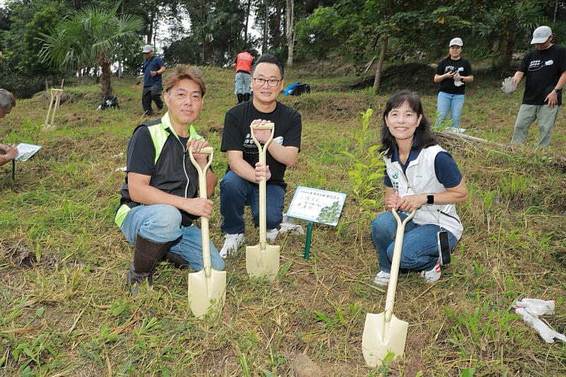 華航總經理陳漢銘(中)、林業保育署新竹分署長夏榮生(右)以及賽夏族長老根誌優(左)在紅毛山原生植物復育區栽種瀕危植物南庄橙樹苗,共同深化森林保育、步道維護、生物多樣性及在地合作,為山林永續盡一份心力。