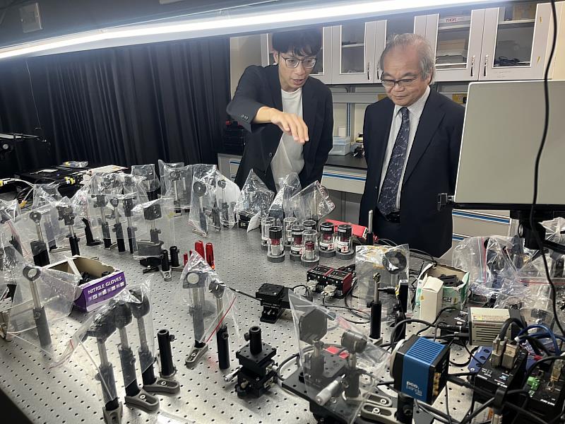 超穎奈米光子中心MetaPhor與成大半導體學院關鍵材料學程在半導體矽光子科技的發展上扮演關鍵角色。MetaPhor吳品頡主任(左)向宇都宮大學CORE大谷主任介紹光學成像與精密量測研究相關的光學實驗平台。