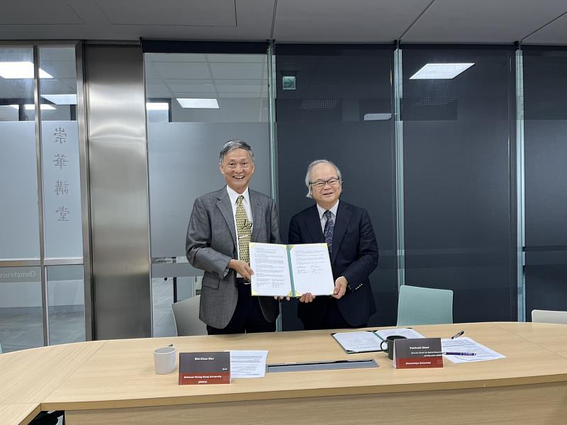 宇都宮大學光學研究教育中心大谷幸利主任(右)來訪本校,與成大半導體學院許渭州院長(左)完成院級合作備忘錄簽署。