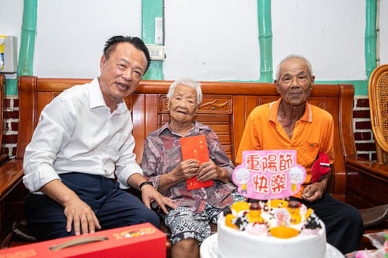 百歲人生豐富精彩 翁章梁重陽前夕探訪嘉義人瑞