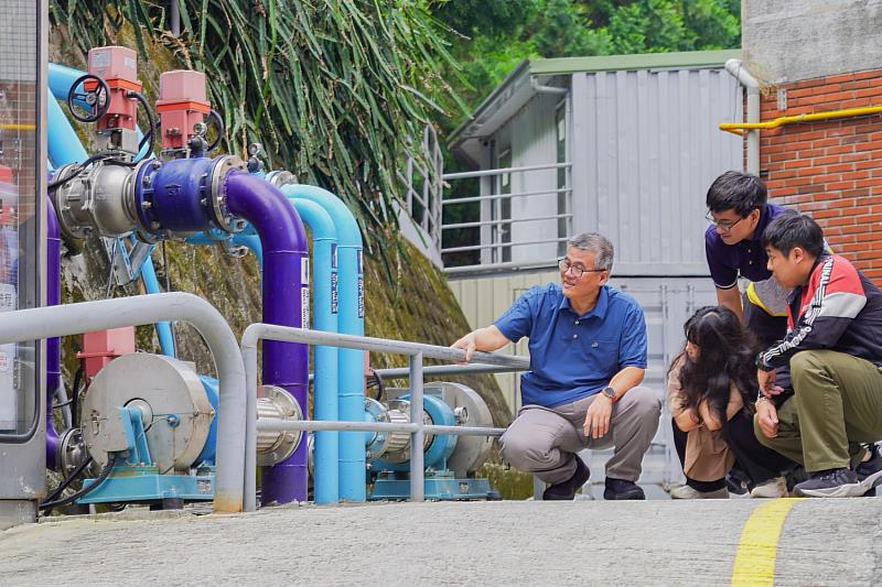 朝陽科大積極打造多元再生能源,建置微型水力發電系統,成為環境教育與永續發展示範場域。