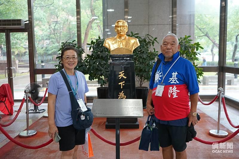 韓基行(右)與妻子一同歸國,身穿國旗衣表達對國家的支持。